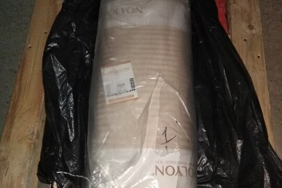 Тканина з синтетичних волокон, іноземного виробництва, в кількості 1 рулон в поліетиленовій упаковці - 30 м.п.