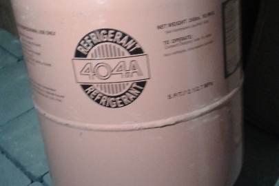 Металевий балон з хладогентом, іноземного виробництва, згідно маркування марки "404А", вагою 10,9 кг, у кількості 6 шт