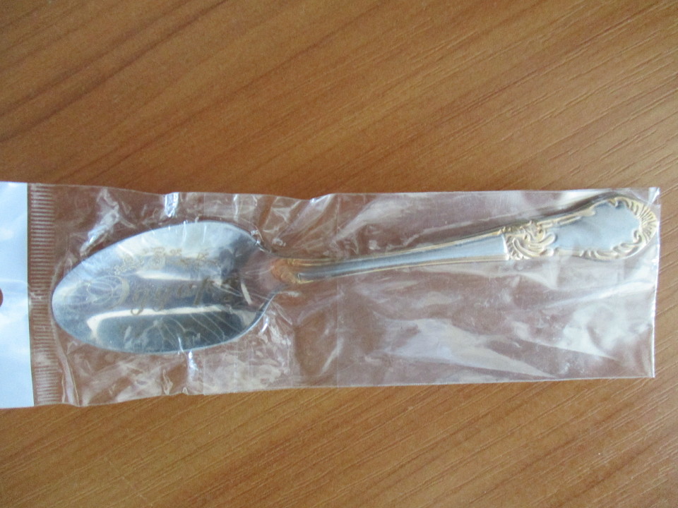 Одна велика та три маленьких ложки з позолотою