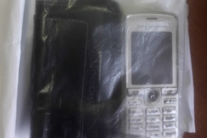 Чохол чорного кольору та мобільний телефон "Sony Ericsson K910i"