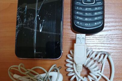 Конфісковані за рішенням суду мобільні телефони «Samsung», ІМЕІ не встановлено та мобільний телефон  «Iphone», ІМЕІ не встановлено, зарядний пристрій до мобільного телефону, навушники до мобільного телефону, б/в