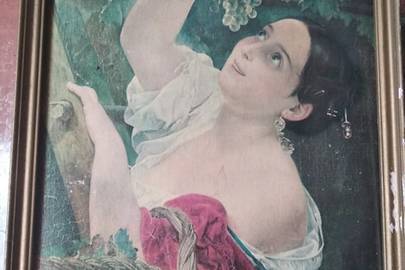 Картина із зображенням жінки у дерев'яній рамці