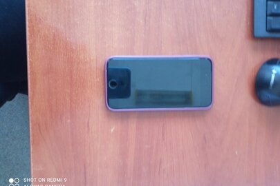 Мобільний телефон марки "Iphone 8" чорного кольору в червоному чохлі б/в