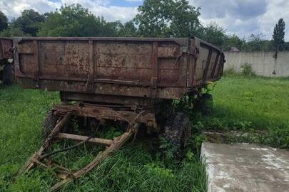 Тракторний причіп, червоного кольору, б/в. Рік випуску, державний номер та номер кузова невідомі