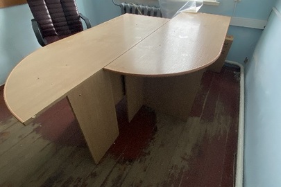 Стіл офісний світло-коричневого кольору, б/в