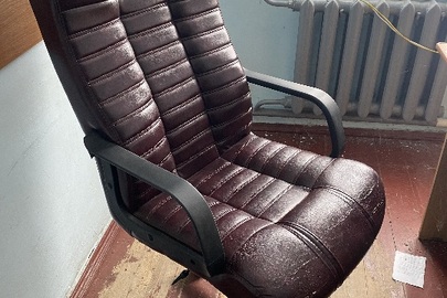 Крісло офісне коричневого кольору, б/в