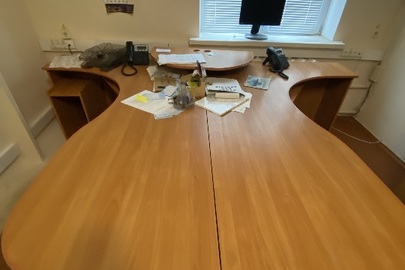 Стіл офісний з тумбами, світлого кольору, б/в, 2 одиниці