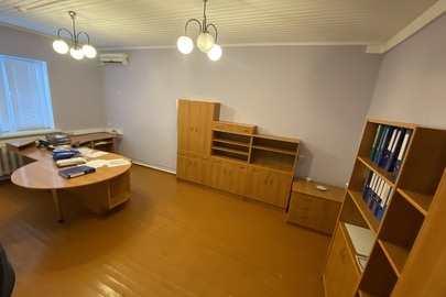 Комплект меблів для офісу: стіл офісний з шухлядами, б/в, - 1 одиниця, шафи з полицями, б/в - 3 одиниці, тумба, б/в - 1 одиниця, шафа дводверна та шафа з полицями зєднані, б/в - 1 одиниця