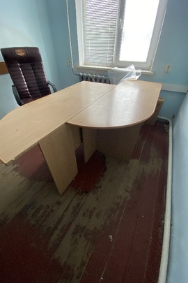 Стіл офісний світло-коричневого кольору, б/в