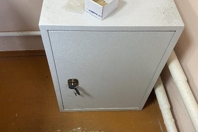 Сейф сірого кольору з ключем, б/в