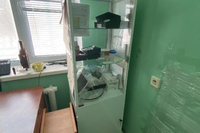 Шафа для медикаментів, білого кольору, б/в