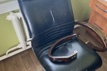 Крісло офісне, чорного кольору із зламаним поручнем, б/в