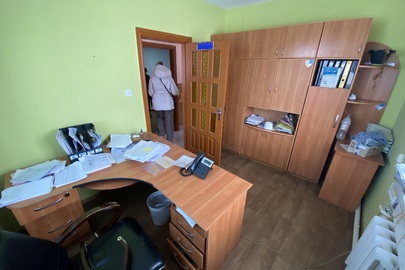 Комплект меблів для офісу: стіл з шухлядами та велика шафа з полицями, світло коричневого кольору, б/в