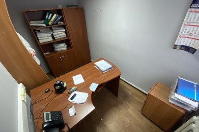 Комплект меблів для офісу: стіл, тумба, шафа з полицями світло-коричневого кольору, б/в