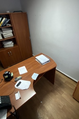 Комплект меблів для офісу: стіл, тумба, шафа з полицями світло-коричневого кольору, б/в