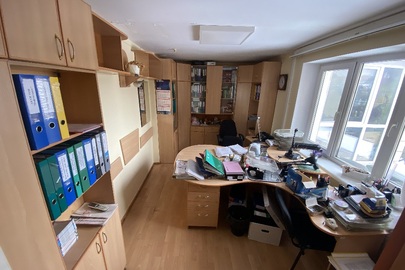 Комплект офісних меблів: стіл офісний 2 од., б/в, стінка офісна з полицями та скляними дверцятами на сім секцій б/в, шафа офісна дводверна 1 од., б/в