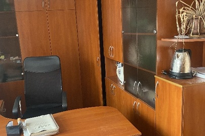 Комплект офісних меблів: стіл офісний 2 од. б/в, стінка офісна з полицями та скляними дверцятами на 5 секцій б/в, шафа тридверна б/в