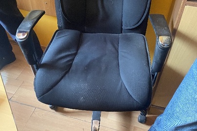 Крісло офісне на колесах, чорного кольору б/в