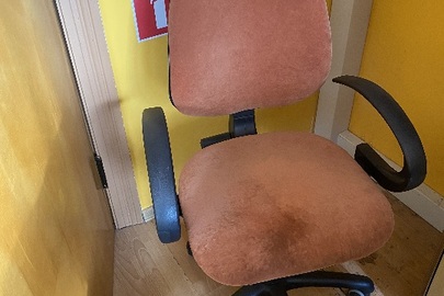 Крісло офісне на колесах помаранчевого кольору б/в