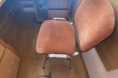 Стілець офісний 1 од. б/в, помаранчевого кольору