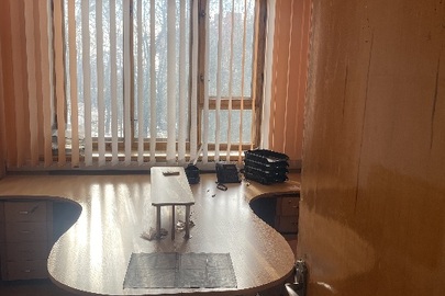 Комплект офісних меблів б/в: стіл офісний з тумбами 2 од., шафа на дві секції, шафа на дві секції з полицями, світлого кольору