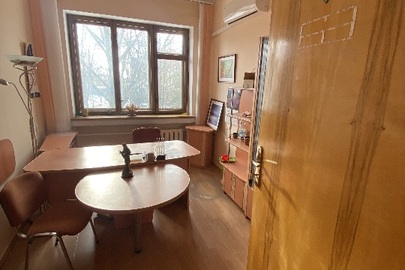 Комплект офісних меблів б/в: стіл офісний з тумбами, стінка офісна з полицями і скляними дверцятами, шафа на дві секції, тумба, приставний столик