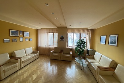 Комплект м’яких меблів б/в, бежевого кольору: 2 дивана, 4 крісла