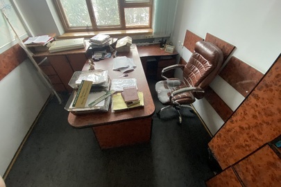 Комплект меблів офісний б/в: стіл, тумба з полицями, шафа з полицями, вішак для одягу