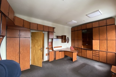 Комплект офісних меблів б/в: стіл офісний, стінка на 7 секцій зі скляними дверцятами, тумби 2 од., полиці настінні