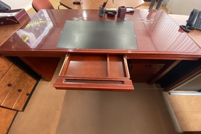 Стіл офісний дерев’яний, коричневого кольору з тумбою б/в