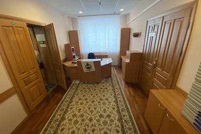 Комплект меблів офісний б/в: стіл з тумбами, тумби 3 од., шафи 2 од., столик з малою шафою