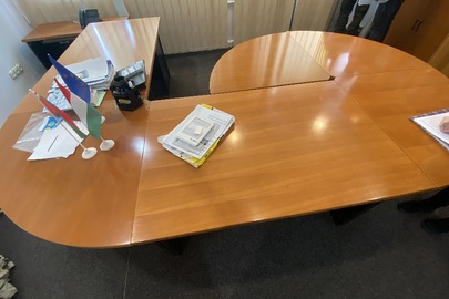 Стіл офісний з округлою формою коричневого кольору б/в