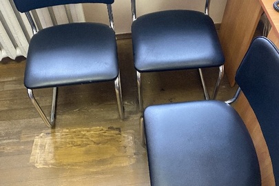 Стільці офісні чорного кольору б/в, 3 од.