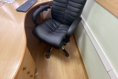 Крісло офісне б/в, чорного кольору