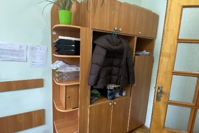 Комплект меблів офісний б/в: стіл та шафа