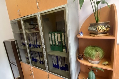 Комплект офісних меблів, коричневого кольору б/в: стіл 1 од, шафи 2 од, тумба