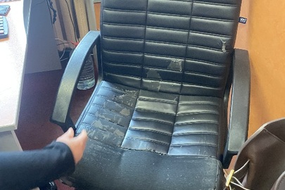 Крісло офісне, чорного кольору, м’яке, б/в