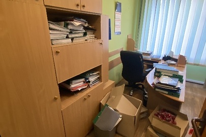 Комплект офісних меблів: стіл, тумба, шафа, світлого кольору, б/в