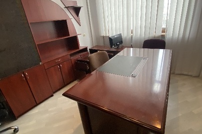 Стіл офісний дерев’яний, коричневого кольору, б/в