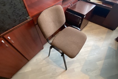 Стільці офісні б/в, 2 од., коричневого та бордового кольору