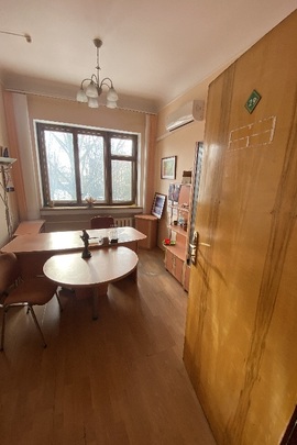 Комплект офісних меблів б/в: стіл офісний з тумбами, стінка офісна з полицями і скляними дверцятами, шафа на дві секції, тумба, приставний столик