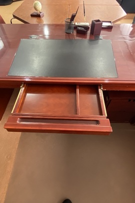 Стіл офісний дерев’яний, коричневого кольору з тумбою б/в