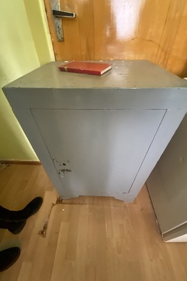 Сейф сірого кольору б/в