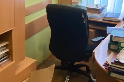 Крісло офісне, чорного кольору, м’яке б/в