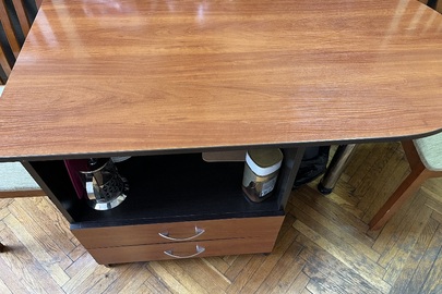 Столик приставний з шухлядами на ніжці, б/в