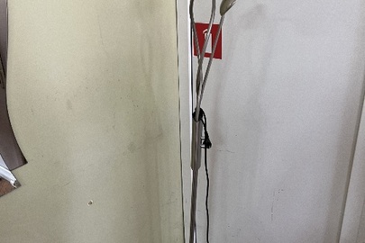 Лампа торшер на ніжці білого кольору, б/в