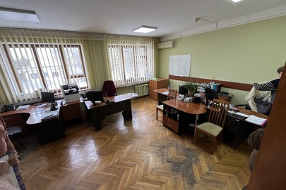 Столи офісні з тумбами, коричневого кольору 4 од, б/в