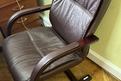 Крісло офісне м’яке, коричневого кольору, б/в