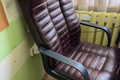 Крісло офісне, коричневого кольору, б/в