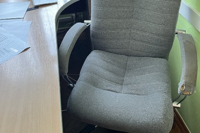 Крісло офісне на колесах сірого кольору, б/в